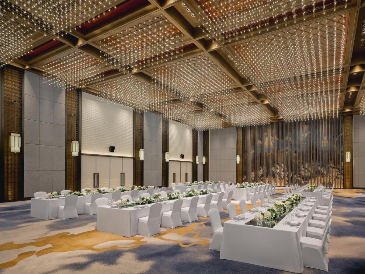 Hualuxe Kunshan Huaqiao By Ihg - F1 Racing Preferred Hotel Exterior photo