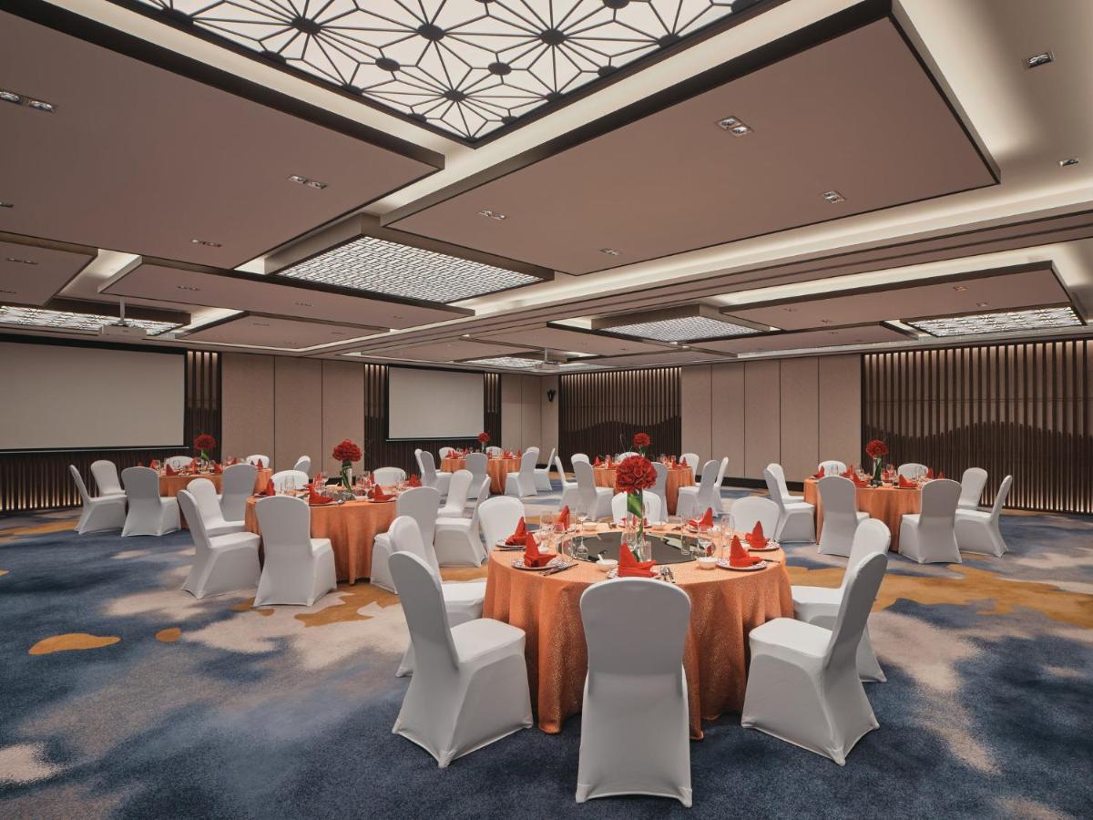 Hualuxe Kunshan Huaqiao By Ihg - F1 Racing Preferred Hotel Exterior photo